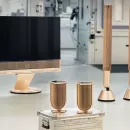 Bang & Olufsen Beolab 8 Gold Tone/Oak (Table Stand) — премиальная беспроводная акустическая система